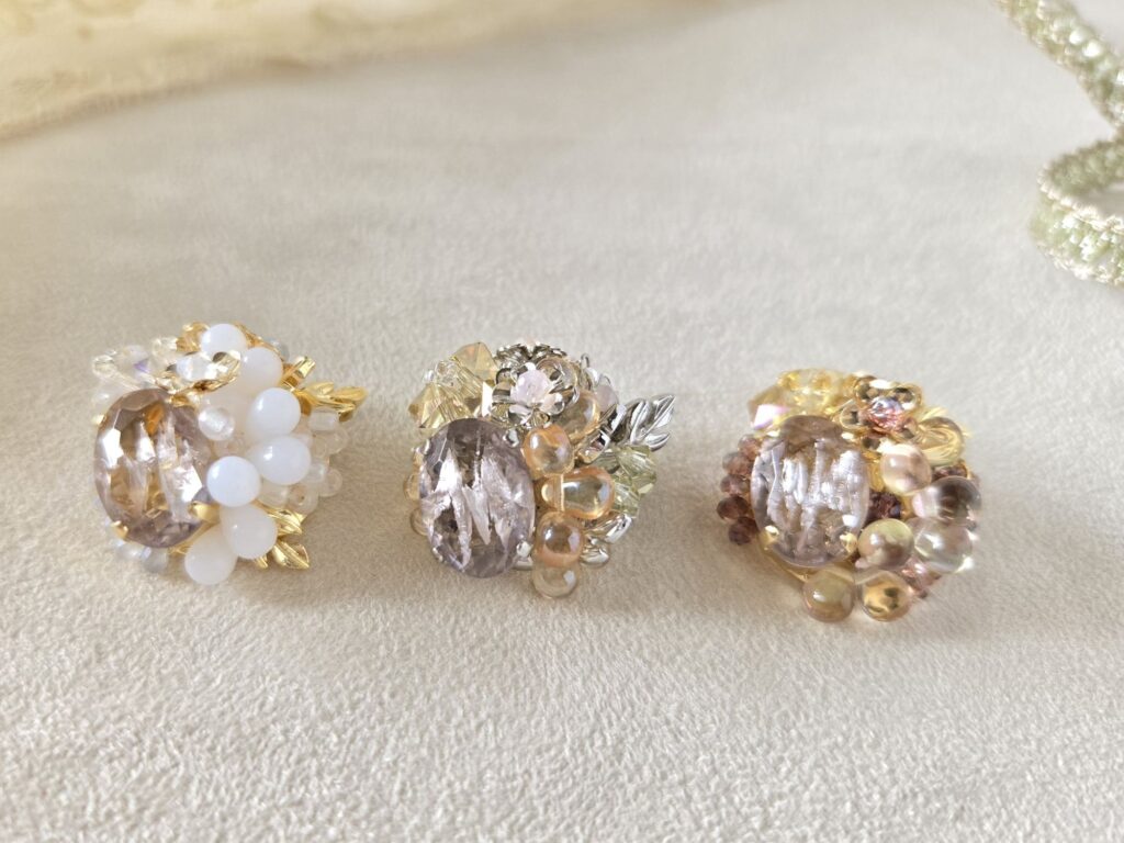 ミュシャのブローチ　シャワー台アクセサリー